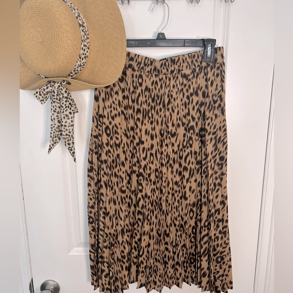 Leopard print large skirt